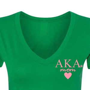 เสื้อยืดคอวี AKA Mom สีเขียวเคลลี่ ลายหัวใจสีชมพู เสื้อสตรีสำหรับชมรมนักเรียนหญิง เนื้อผ้านุ่ม สวมใส่สบาย แฟชั่นลำลอง - Product Image 4
