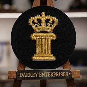 Écusson brodé fait main en fil de soie pour insignes maçonniques personnalisés, motif Couronne Dorée et Colonne, en feutre noir - Product Image 1