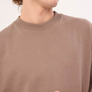 Camiseta de algodón grueso de 220 g/m², estilo streetwear, hombros caídos, corte holgado, personalizable con serigrafía, para hombre. - Product Image 4