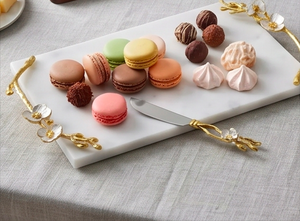 Ensemble de spatules à fromage au design moderne avec manche floral doré et planche à découper, idéal pour la cuisine et les restaurants - Product Image 5