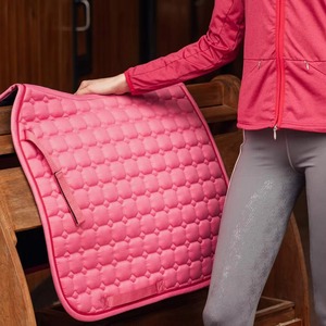 Ensemble d'équitation de haute qualité pour le dressage, tapis de selle en soie vert chasseur avec doublure en maille, bandages de polo, bonnet d'oreille, rembourrage en polyester - Product Image 5