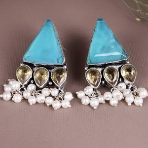 Boucles d'oreilles pendantes ethniques bohèmes en turquoise avec pierres dorées en forme de goutte et perles - Product Image 2