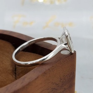 Bague de fiançailles de luxe unique en or massif 14 carats avec diamant de laboratoire taille émeraude 2 carats, sertissage clos, certifiée IGI, solitaire - Product Image 4