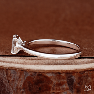 Bague de fiançailles de luxe en or blanc avec diamant de laboratoire taille émeraude délicat 0,50 ct, minimaliste, solitaire cathédrale, bande fine pour mariage - Product Image 4