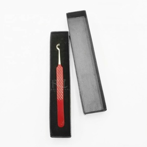 Pince à cils en acier inoxydable, couleur rouge foncé thermolaquée, avec poignée diamantée et embout argenté brillant, emballage en boîte noire. - Product Image 2