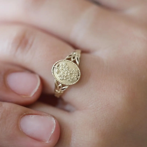 Anillo de urna floral ovalado de oro macizo de 14K grabado estilo antiguo con diseño de olvido-me-no-te-olvides, anillo de recuerdo, anillo de flor de nacimiento, anillo para cenizas de cremación - Product Image 1