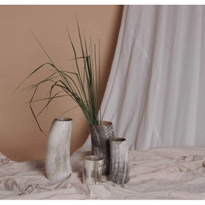 Juego de Jarrones de Flores de Cuerno de Búfalo Antiguo, Hechos a Mano, Diseño Interior Rústico, Complementados con Material de Bambú - Product Image 3