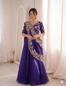 Lehenga Choli Dupatta de créateur exclusif, violet, style indien pakistanais, pour Navratri, en soie avec travail de sequins, prêt-à-porter pour mariage et fête - Product Image 1