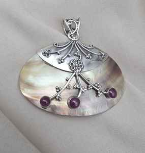 จี้เงินประดับมุกและทับทิมทรงหลังเบี้ย ทำด้วยมือ เงินแท้ 925 เครื่องประดับอัญมณี - Product Image 1