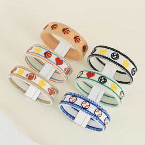 Bracelet artisanal brodé à la main, style folklorique, ethnique, en fil. - Product Image 5