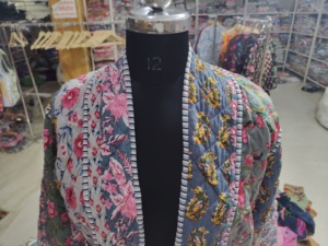 เสื้อแจ็คเก็ตครอปพิมพ์ลายดอกไม้สำหรับผู้หญิง แบบเปิดด้านหน้า สไตล์โบฮีเมียน เสื้อคลุมลำลอง แขนสามส่วน ผ้าโพลีเอสเตอร์ ของขวัญ - Product Image 4