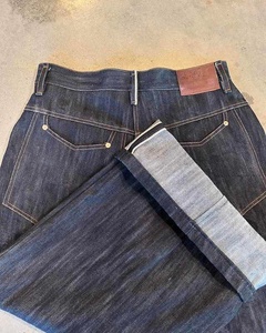 Pantalones de mezclilla vintage para hombre con efecto lavado y detalles de cuero, corte ajustado casual - Product Image 4