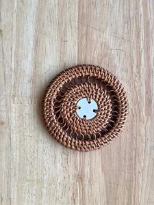 Posavasos minimalista de ratán, tapete de mesa, se puede usar como base pequeña para centros de mesa, velas o plantas pequeñas, hecho a mano en India. - Product Image 4