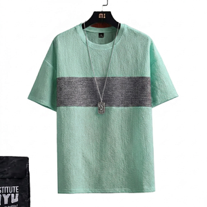 เสื้อยืดผู้ชายสีเขียวพาสเทล ผ้าระบายอากาศดี พิมพ์ลายทางสีเทาที่อก แขนสั้น สไตล์ลำลอง ทรงหลวม แฟชั่นฤดูร้อน - Product Image 1