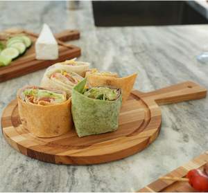 Planche à découper avec poignée, bois massif certifié FSC, grain de bois apparent avec rainure pour les jus, planche à découper pour la cuisine et la préparation - Product Image 3