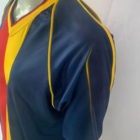 Tenue de football personnalisée en tissu à séchage rapide, maillots et uniformes de football imprimés et uniformes de football simples pour jeunes