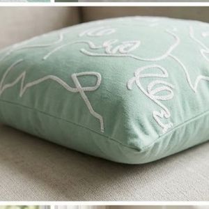Housse de coussin carrée brodée minimaliste vert menthe en lin et coton lavable, motif portrait, très tendance - Product Image 6
