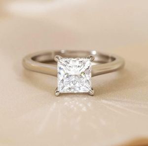 Bague solitaire tendance en moissanite taille princesse 6,5 mm, argent 925 original, cadeau spécial pour les partenaires - Product Image 1