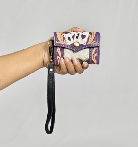Monedero Pequeño de Cuero Genuino con Diseño Floral Repujado a Mano con Cartas de As y Piel de Vaca, Correa de Muñeca y Cierre de Botón a Presión - Product Image 1