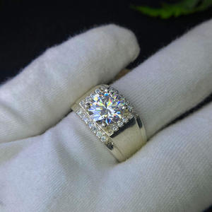 Anillo de compromiso y boda unisex chapado en rodio con moissanita de corte redondo y plata de ley 925, estilo hip hop, con diseño de racimo, ideal como anillo de promesa. - Product Image 4