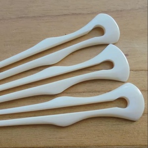 Épingle à cheveux en os de buffle faite à la main, fourche à cheveux sculptée naturellement, accessoire capillaire Viking Celtique, provenant d'un fabricant grossiste - Product Image 1