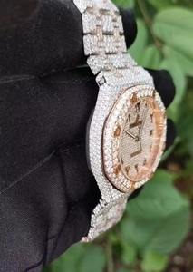 Montre en acier inoxydable avec diamants VVS sur mesure, directement de l'usine, pour la promotion de marque et les cadeaux d'entreprise, disponible à la vente. - Product Image 6