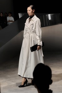 Falda Midi de Lujo para Mujer al por Mayor, Modelo ELARA, Retención de Forma, Todas las Estaciones, Beige, Negro, Antiarrugas, Suministro ODM, Faldas en Blanco y Negro - Product Image 3