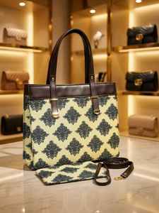 Bolso Tote con Estampado de Motivos Fleet Regal, Asas de Cuero Vegano y Monedero - Product Image 2