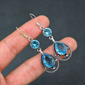 Pendientes Personalizados de Plata de Ley con Baño de Plata y Topacio Azul Sintético en Forma de Pera con Engaste de Bisel, 1.90 Pulgadas, Superventas - Product Image 3