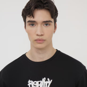 เสื้อยืดแขนสั้นสีดำสำหรับผู้ชาย พิมพ์ลายตัวอักษรด้านหน้า คอกลม ทรงปกติ ผ้าฝ้ายเจอร์ซีย์ สไตล์ลำลอง - Product Image 5