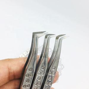 Venta al por mayor pinzas de acero inoxidable sostenibles mango de corazón pulido acabado punta puntiaguda para extensión de pestañas etiqueta privada ofrecida - Product Image 1