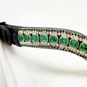 Diseño personalizado de cristales verdes decorativos de cuero genuino en forma de V acolchada banda para la frente de carreras de caballos para brida - Product Image 1