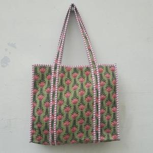 Sac fourre-tout en toile CRAFT HACKLE à motif floral bohème avec motif tulipe, ouverture supérieure, pour toutes les saisons, idéal pour le shopping, provenant du Rajasthan - Product Image 1