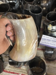 Authentique Chope Viking en Corne de Buffle ILAHI Écologique Faite à la Main Qualité Alimentaire Style Médiéval Religieux Feng Shui Animal Bière - Product Image 1