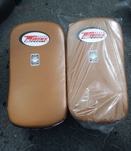 Boucliers de frappe incurvés Twins en mousse haute densité et cuir de vachette véritable pour l'entraînement de kick-boxing et de Muay Thai - Product Image 2