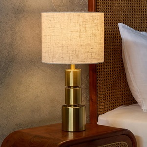 Lámpara de Mesa Titan Stack de Metal con Diseño de Cilindros Escalonados, Pantalla de Lino, Acabado Dorado Cepillado, Iluminación Ambiental Elegante - Product Image 6