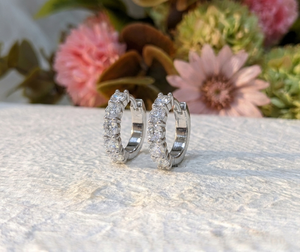 Pendientes de Aro Huggie de Lujo con Diamante Cultivado en Laboratorio de Corte Brillante Redondo de 1.20Ct, Certificado IGI, para Mujer, Oro Blanco Real de 14K - Product Image 1