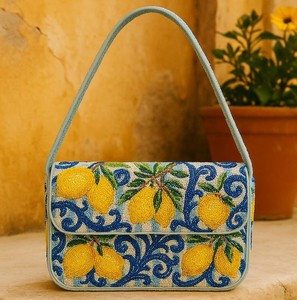 Sac à main artisanal brodé de citrons et perles, motif floral bleu et jaune, sac bandoulière pour femme, accessoire textile style art populaire - Product Image 1
