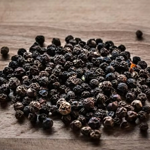 ราคาโรงงาน คุณภาพดี ได้รับการรับรองมาตรฐาน ISO พริกไทยดำธรรมชาติ 100% 550GL พริกไทยดิบอบแห้ง สมุนไพรเดี่ยว บรรจุ 25 กก. ลี่ คูง - Product Image 1