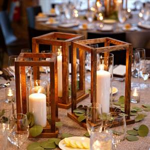 Lanterne décorative en bois faite à la main et personnalisée avec support de bougie noir pour la décoration d'événements, lanternes à poser au sol et suspendues - Product Image 6