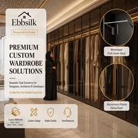 Dressing sur mesure de luxe pour chambre à coucher, avec cadre en aluminium, porte vitrée battante, du sol au plafond, pleine hauteur, gain de place pour villa