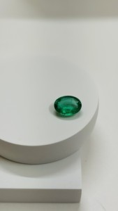 Sadiya International Pierre précieuse émeraude naturelle non traitée de 2,47 carats, taille ovale, provenance Zambie, couleur vert vif - Product Image 3