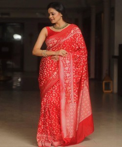 Sari de Seda Roja con Estampado Floral Blanco, Traje Tradicional Indio para Bodas, Sari Largo Hasta el Suelo Estilo Banarasi para Mujer - Product Image 1