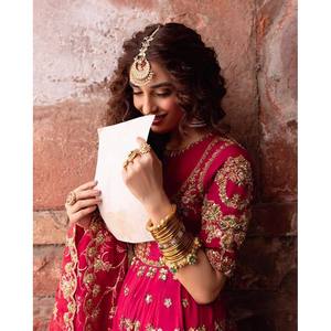 Vestido Salwar Kameez de Seda de Diseñador con Bordado de Lentejuelas y Zari para Bodas, Incluye Dupatta - Product Image 2