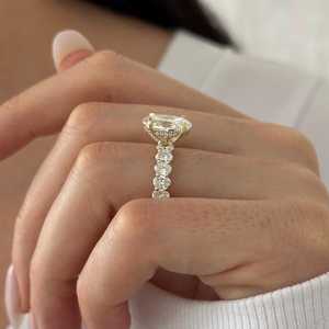 Anillo de Compromiso con Diamante Ovalado Cultivado en Laboratorio de 3 Quilates E VVS2, Anillo de Propuesta de Lujo con 5.2 Quilates en Total, Certificado IGI - Product Image 2