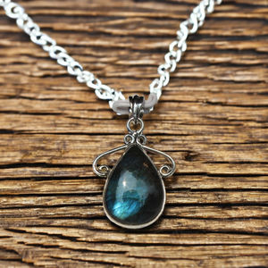 Rudra Gems - Colgante Unisex Bohemio de Plata de Ley 925 con Cabujón de Labradorita de Madagascar en Forma de Gota, Piedras Curativas - Product Image 1