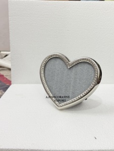 Marco de Fotos de Metal con Diseño de Corazón Pulido de Primera Calidad, Marco de Fotos Personalizado al por Mayor para Recuerdos de Boda, Decoración Romántica para el Hogar en Tono Plateado - Product Image 4