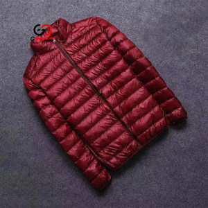 Veste matelassée noire à capuche personnalisée, épaisse, rembourrée de duvet, fermeture éclair sur le devant et grandes poches, vestes matelassées personnalisées - Product Image 5