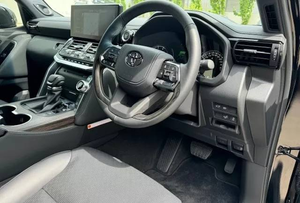 Toyota LC300 Sahara 2024 Negro Impecable, Volante a la Derecha, Techo Solar Oscuro, Arranque Remoto, Asientos de Cuero, Transmisión Automática, 360 R18 - Product Image 2
