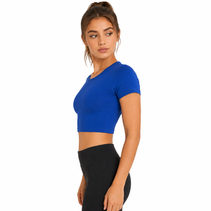 Top corto de mujer a la moda con una silueta favorecedora, textura suave y ajuste cómodo, ideal para combinar con ropa cómoda. - Product Image 2
